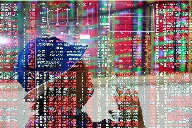 台股震盪、成交爆新天量，联邦投信看好塑化、航运类股。(资料照)