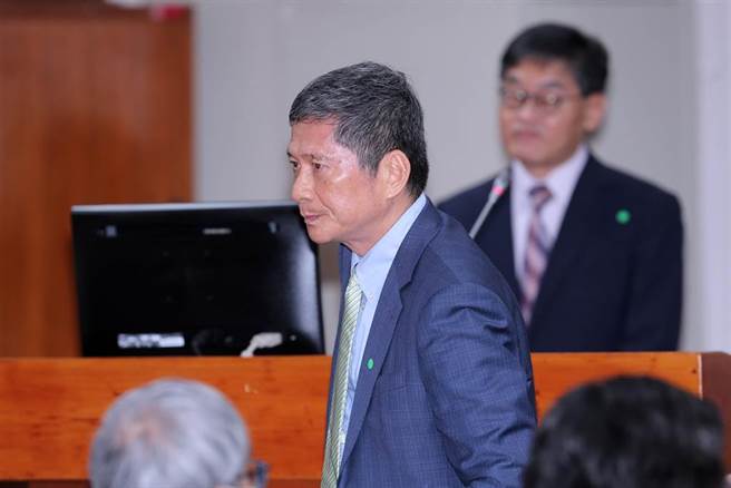 文化部长李永得（前）一度离开备询台，脸色铁青。（黄世麒摄）
