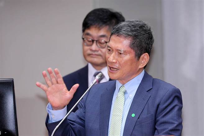 文化部长李永得（前）、华视总经理庄丰嘉（后）在立法院备询。（黄世麒摄）
