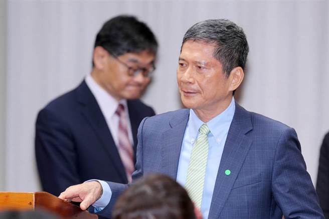 文化部長李永得（右）、華視總經理莊豐嘉（左）14日在立法院備詢。（黃世麒攝）
