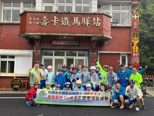 學生們攻壽卡時碰到雨天，連續淋了五個小時的雨，最後仍憑藉意志力完成。（姜霏攝）