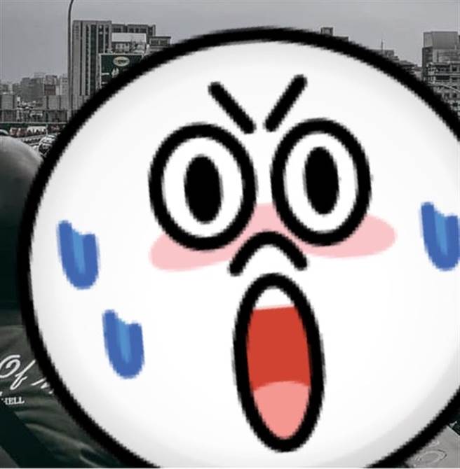 一名男网友分享台北桥塞车的照片，夸张画面让将近5千名网友看呆。（图／网友张哲玮提供）