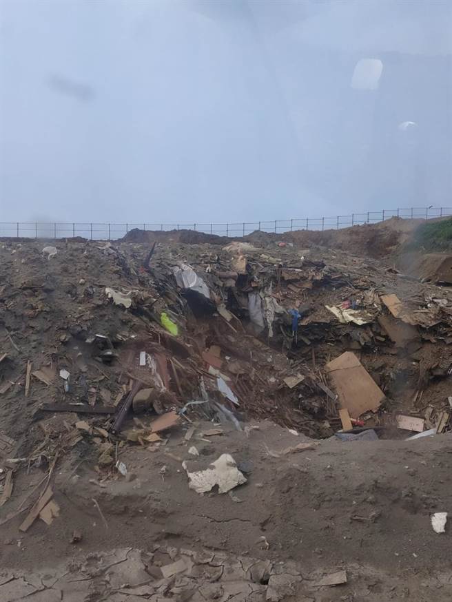 大园垃圾掩埋场停用后成暂时放置大型家俱的场所，让民眾质疑破碎的家俱垃圾该如何移除。（桃园爆报提供／姜霏桃园传真）