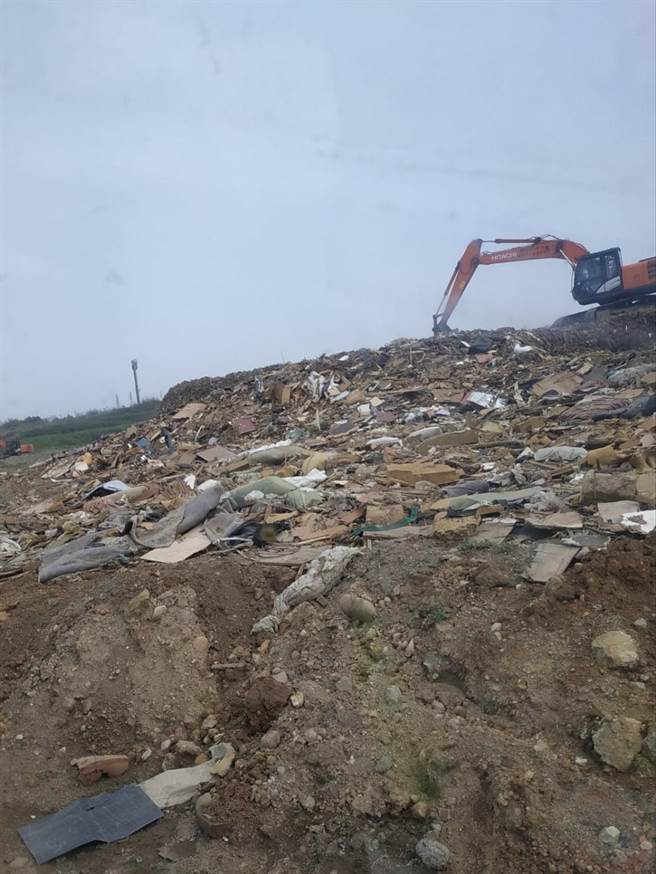 民眾指出经过时常看到环保人员用怪手在破坏垃圾，质疑桃园市环保局针对如此细碎的垃圾该如何处理。（桃园爆报提供／姜霏桃园传真）