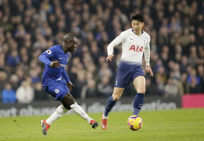 孙兴慜挨巴掌犯规引起争议(美联社资料照)