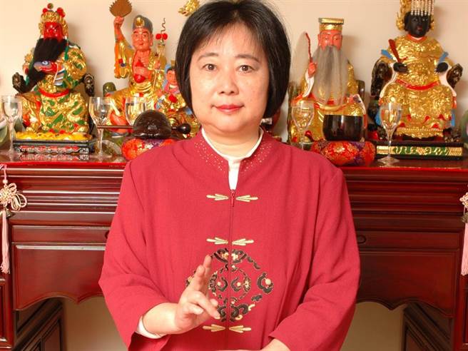 命理师江嘉叶虐待照顾她的女移工遭求偿，士林地院判处江以及2名儿子须连带赔偿50万3000元。（图：翻摄自江嘉叶脸书）