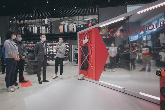 市长林智坚（中）参观「YYsports竹科概念店」。（市府提供／罗浚滨新竹传真）