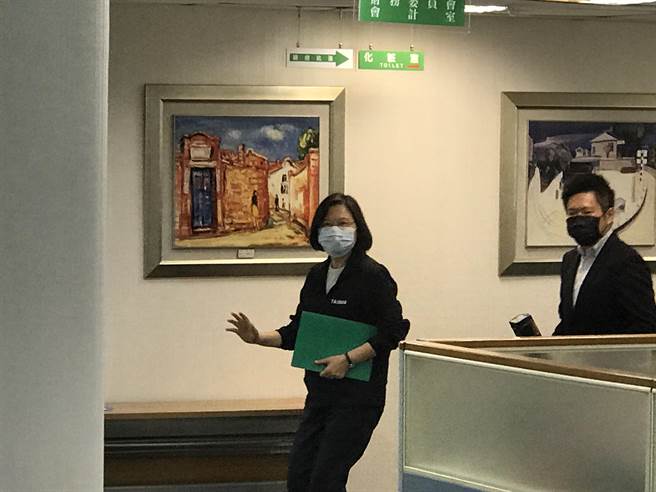 民進黨今中常會，民進黨發言人謝佩芬今轉述身兼黨主席蔡英文總統致詞時提到，府院黨同仁的討論已經確定，針對828公投，執政團隊不提對案。（曾薏蘋攝）