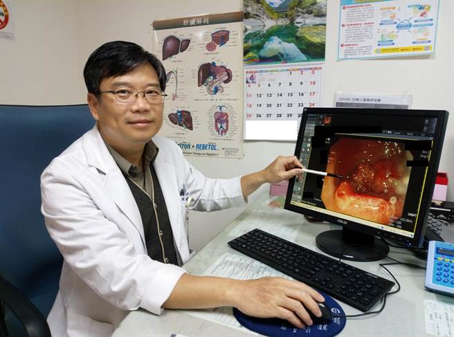 大千综合医院肝胆肠胃科主任洪吉来表示，抽菸会增加罹患大肠癌的风险，提醒民眾留意自身健康，维持良好生活习惯。（大千医院提供）