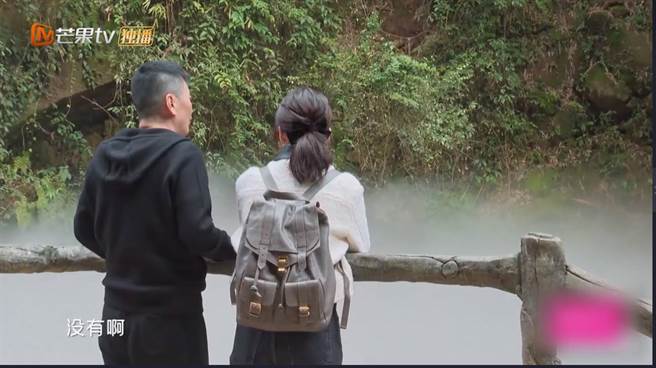 陈建斌与蒋勤勤到一旁把话讲开，夫妻闹彆扭实况全曝光。（图／取材自妻子的浪漫旅行微博）