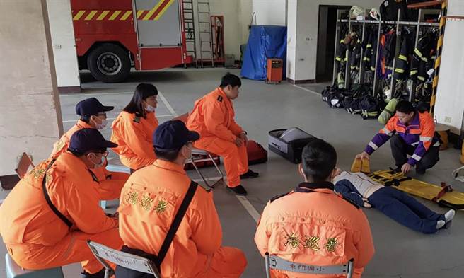 海巡弟兄至竹围消防分队学习急救处置技术。（姜霏翻摄）