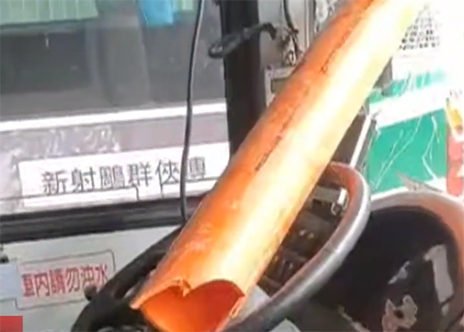 新北市樹林區13日發生貨車掉落物射入公車的事件，圖中可見橘色水管穿過擋風玻璃，掛在駕駛座前。（圖／中視新聞提供）