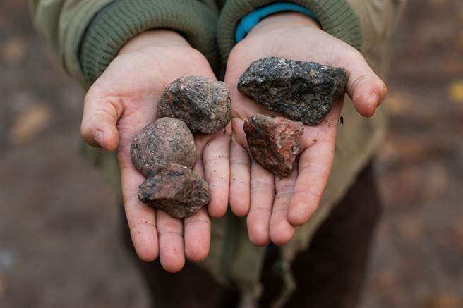 「何家坝」盛产奇石，当地村民靠着捡石头致富，高峰期甚至可赚10万人民币(约新台币43万)。(示意图/达志影像)
