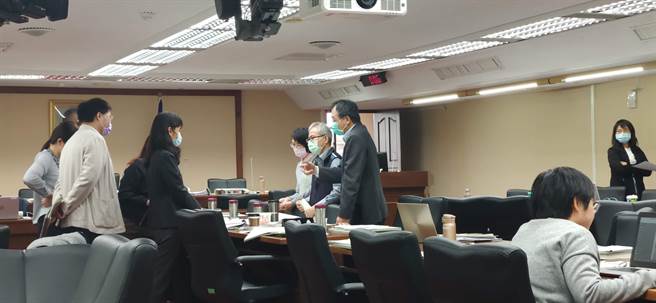 立委范雲原本希望在今天審議的「勞工職業災害保險及保護法」草案中加入「勞動部應先行墊付本保險之給付項目，再向雇主就該金額代位求償」。（林良齊攝）