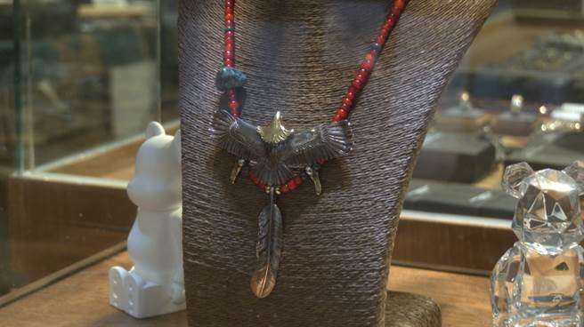 要价百万的日本知名Goro’s银饰，让主播王又正吓到说不出话。(图/范佐意摄)