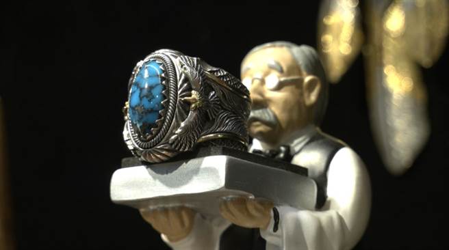 精致的职人手作银饰，细细刻划每处细节。(图/范佐意摄)