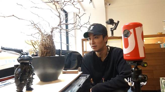 私下喜爱植物的王又正看到珍奇植物后，双眼瞬间变亮。(图/范佐意摄)