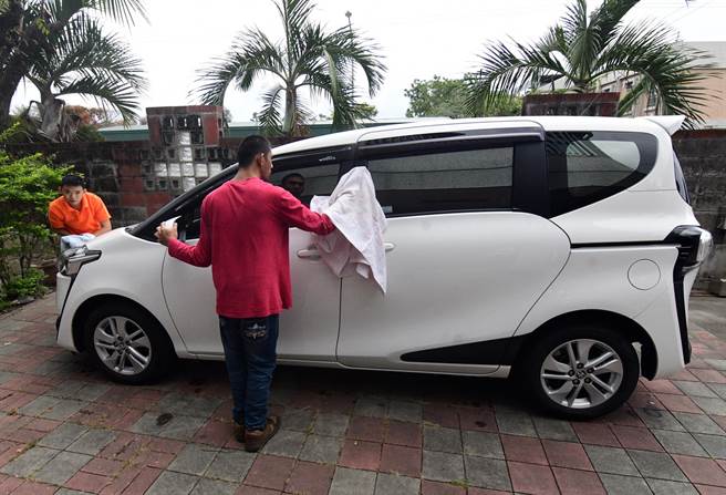 救星教养院推「想望计画」，「棠棠」开洗车场的梦想终于实现。（庄哲权摄）