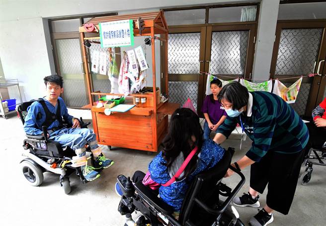 自称「林董」的诚诚，摆摊卖环保手作用品。（庄哲权摄）