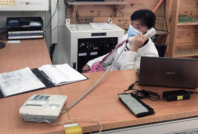 小宜实现了在柜台当接线生的愿望。（庄哲权摄）