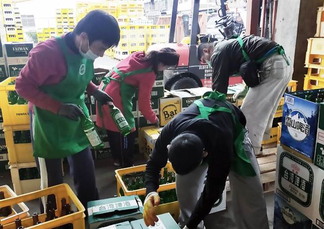 另一组住民到菸酒公卖局捡瓶子，赚零用钱 。（庄哲权摄）