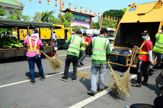 新港清潔隊仍維持往年超高效率，在媽祖離開嘉義縣境時，幾乎是同時跟在人潮後方完成道路等環境清潔工作。（嘉義縣環保局提供∕呂妍庭嘉義傳真）