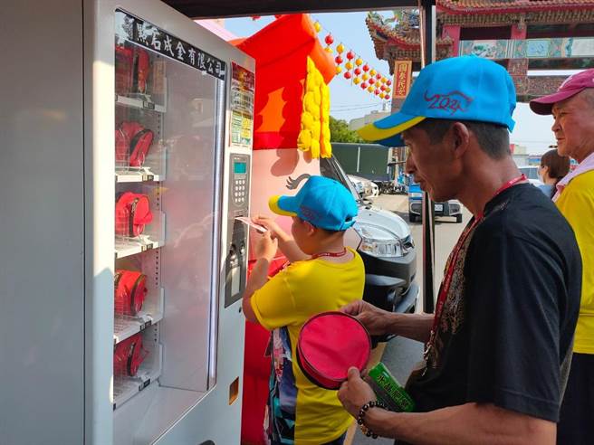 環保局鼓勵民眾參加媽祖遶境活動自備餐具，對於忘記攜帶餐具的民眾，貼心推出「環保餐具租借機」。（嘉義縣環保局提供∕呂妍庭嘉義傳真）