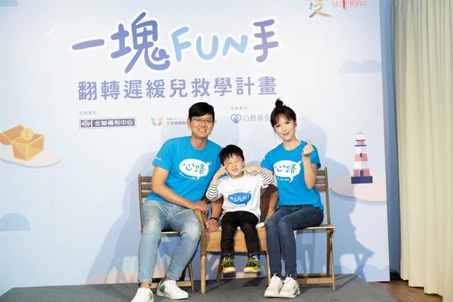 天心（右）與心路早療孩童分享互動點滴。（心路基金會提供）