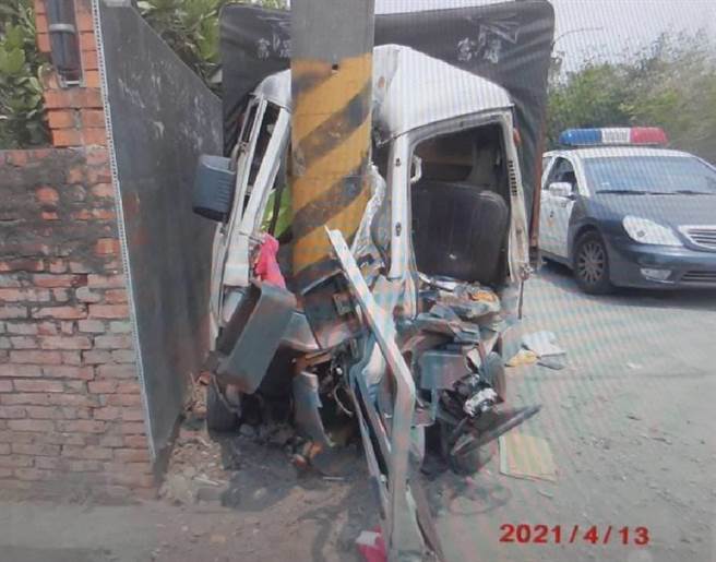 黃姓男子疑似疲勞駕駛，自撞電線桿，導致車頭全毀，可見當時撞擊力道之大。(警方提供)