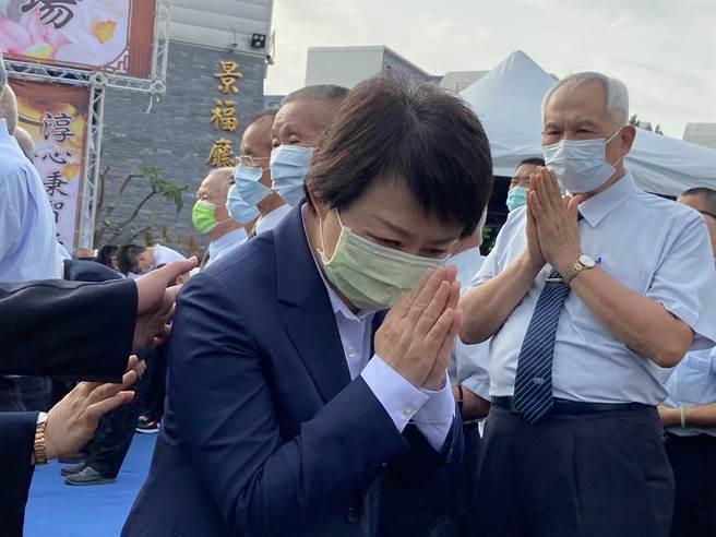 台中市长卢秀燕抵达台铁司机员袁淳修告别式会场致哀。（张妍溱摄）