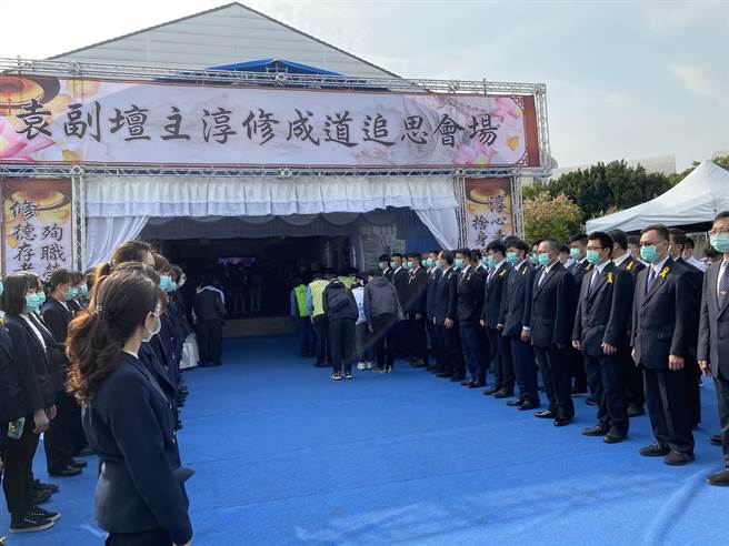 袁淳修告别仪式採一贯道殡葬礼仪进行，现场约近800名道亲追思。（张妍溱摄）