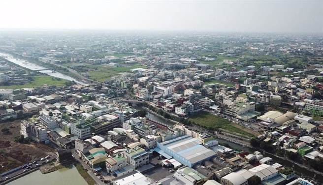 水龍頭的故鄉鹿港頂番婆，住宅和工廠密密麻麻，都幾乎都坐落在特定農業區，彰化縣政府經行政院核屬「國家重大建設」，依都市計畫法定程序新定都市計畫，擬定合理的土地使用模式。（彰化縣政府提供／吳敏菁彰化傳真）