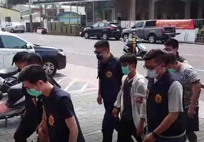 高雄市仁武枪击案，警方锁定涉案车辆，以车追人，陆续逮捕3名嫌犯及查获4辆车带回採证。（林雅惠高雄传真）