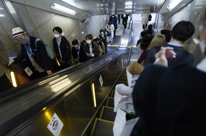 日本醫師會呼籲，應檢討是否提前發布疫情緊急事態。圖為14日確診人數再創新高的大阪。（圖／美聯社）