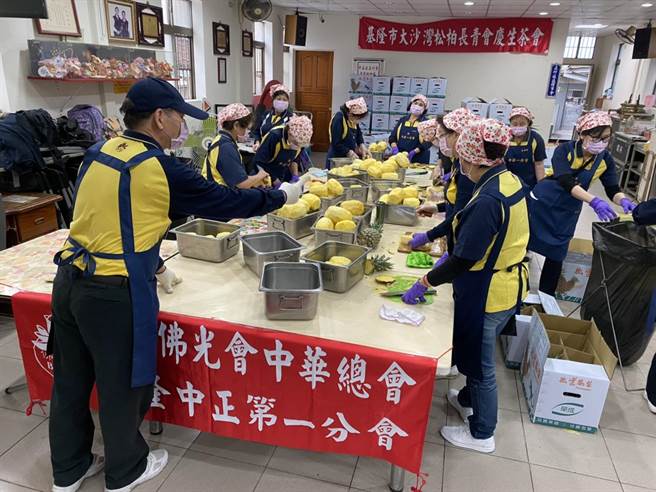 今早佛光山志工先在中正區安瀾橋福興宮削鳳梨，再送往小學。（基隆市議員張顥瀚提供／陳彩玲基隆傳真）
