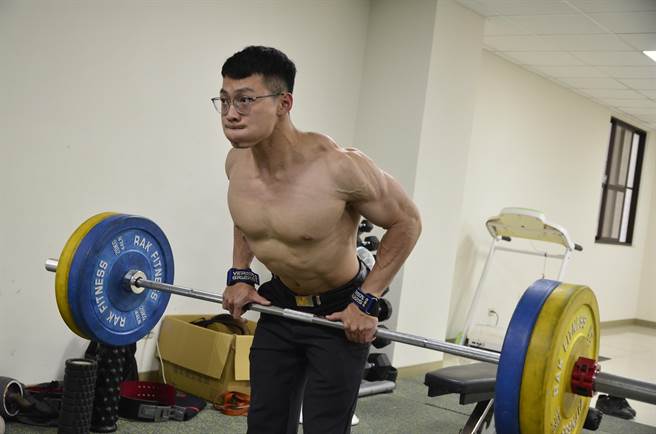 大湳消防分队消防员陈睿均热爱健身，4月参加「2021 WNBF台湾自然健美国际邀请公开赛」，获得男子171公分以下量级冠军、WNBF男子健体全场总冠军及WNBF职业赛男子健体亚军。（赖佑维摄）