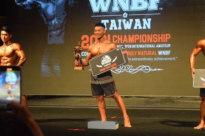 大湳消防分队消防员陈睿均热爱健身，4月参加「2021 WNBF台湾自然健美国际邀请公开赛」，获得男子171公分以下量级冠军、WNBF男子健体全场总冠军及WNBF职业赛男子健体亚军。（陈睿均提供／赖佑维桃园传真）