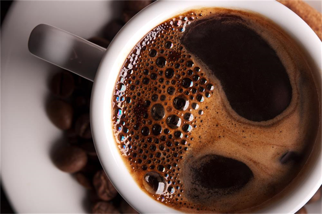 如果想藉運動燃脂瘦身，建議不要加入糖奶，喝黑咖啡。(示意圖/Shutterstock)