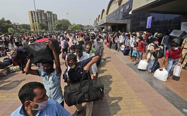 疫情再度升溫，IMF下修東南亞5國經濟成長，示警這國藏巨大隱憂。（圖／美聯社）