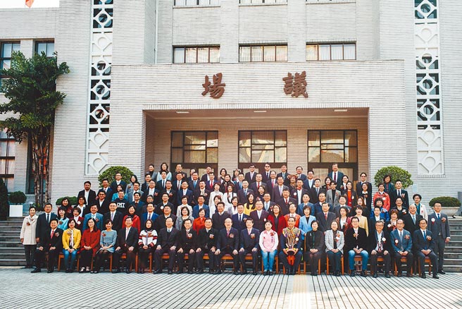 第10届立法院在朝野委员的积极提案下，至今立法院已收到7件对国会迁建地点的提案，其中包含台中成功岭、台北看守所、中正纪念堂等。对此，立法院长游锡堃指示筹组「未来国会愿景规画谘询委员会」徵询各界专家意见。图为2020年2月1日第十届立委步出议场大合照。（本报资料照片）