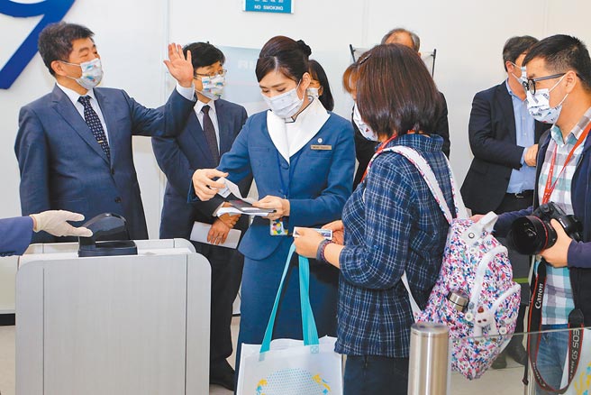 帛琉旅遊泡泡本月成形，背後銷售數字卻很慘淡。圖為帛琉泡泡首發團，衛服部長陳時中特別到登機門送機。（本報資料照片）