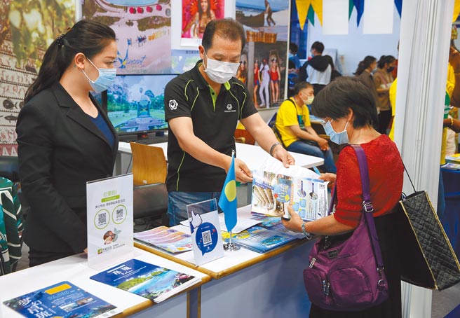 台帛旅遊泡泡恐提前吹破，意外牽動航空雙雄股價之爭。圖為國際春季旅展現場民眾，詢問帛琉旅遊行程。（本報資料照片）