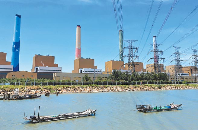 不滿台中市府二度函送台電董事長楊偉甫，台電工會昨揚言將號召1萬多名員工與家屬包圍市府。（本報資料照片）