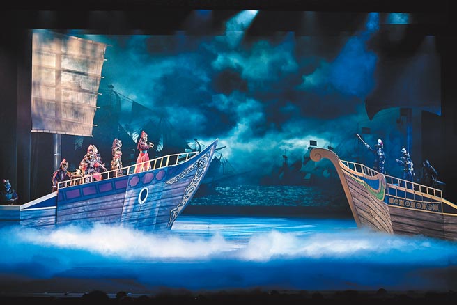 明华园总团成立92年，在新编歌仔戏又有新突破，推出新作《海贼之王─郑芝龙传奇》，搬演传统戏曲少见的题材，舞台上两艘大船，有如东方版的神鬼奇航。（明华园总团提供）