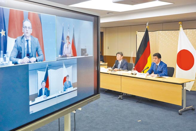 日本外相茂木敏充（右二）及防卫大臣岸信夫（右一）13日与德国外长马斯（左一）、防长卡伦鲍尔（左二）以视讯方式举行2+2会谈。（美联社）