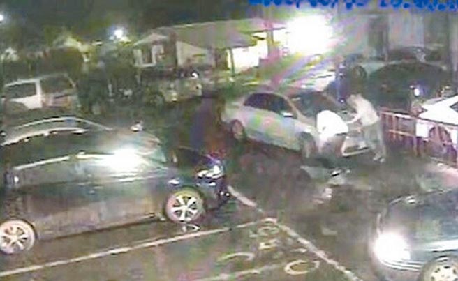 基隆市陈姓男子载友人至停车场与刘姓男子谈判，过程中不慎撞死刘男。法官认为他被对方持枪指着，生命受威胁，正当防卫，判决无罪。（翻摄照片／陈彩玲基隆传真）