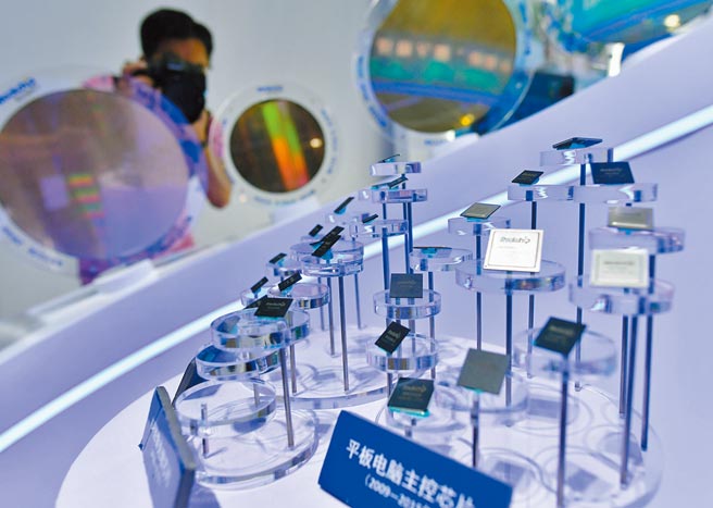 2021年大陆城市积体电路竞争力排行榜，上海、北京、无锡位居前三。图为在福建福州举行的第三届数字中国建设成果展。（中新社）