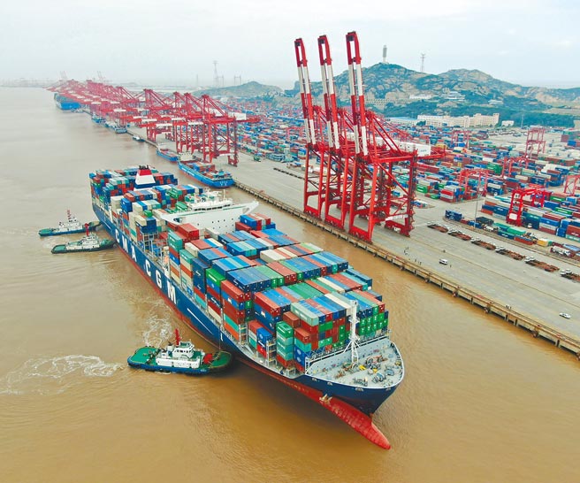 大陆经济持续復甦，今年3月出口同比增长30.6%。图为国际货轮抵达上海洋山港。（中新社）