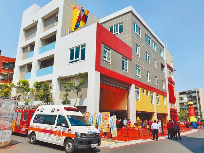 新北市長侯友宜13日上午10時許，出席新北市消防局第七救災救護大隊、中和中隊新建辦公大樓落成典禮；圖為新建大樓外觀。（葉書宏攝）