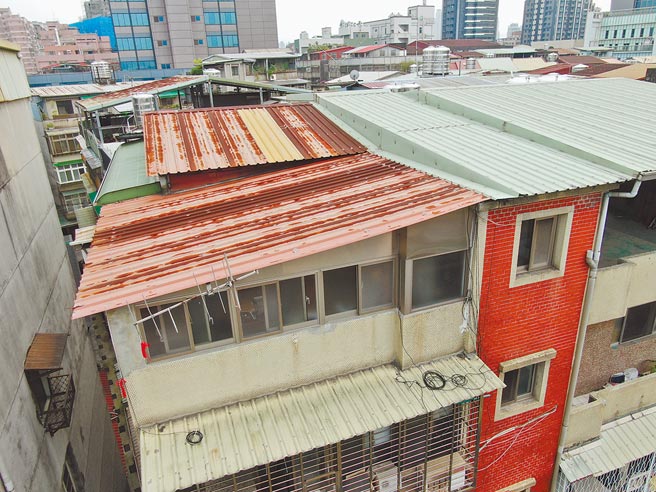 新北今年至今有5案违建，由拆除大队进场强拆，共收取24万元代拆费用；图为永和区成功路一处民宅，被毒枭作为毒品分装所，拆除大队上月进场强拆。（新北市工务局提供／许哲瑗新北传真）